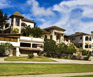 &nbsp; &nbsp; &nbsp; &nbsp; 住宅，人居住的空間，家的載體，容納了一個(gè)家庭的生活與休憩。現(xiàn)代住宅多追求精裝華麗，而住宅的最本質(zhì)的功能往往被忽略。因此，有必要追溯住宅的進(jìn)化史，解析住宅最根本的意義，創(chuàng)造更舒適的住宅。&nbsp; &nbsp; &nbsp; &nbsp; 第壹代：&nbsp; &nbsp; &nbsp; &nbsp; 舊石器時(shí)代，利用天然山洞作為棲身之所，僅能起到遮風(fēng)避雨的作用。&nbsp; &nbsp; &nbsp; 第貳代：新石器時(shí)代，利用黃土層為墻壁，用木構(gòu)架、草泥建造半穴居住所，進(jìn)而發(fā)展為地面上的建筑，并形成聚落。&nbsp; &nbsp; &nbsp; &nbsp;第叁代：西…