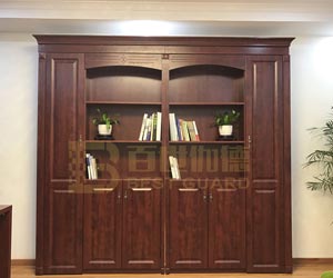 &nbsp; &nbsp; 我們可以發(fā)現(xiàn)，近年來，密室開始陸續(xù)進(jìn)入高生活品質(zhì)的家庭。這主要得益于密室安全避險(xiǎn)的功能，成為戶主生命和財(cái)產(chǎn)安全的重要保障。&nbsp;智能安防系統(tǒng)，讓密室更安全更可靠&nbsp; &nbsp; &nbsp; 隨著技術(shù)的發(fā)展，密室設(shè)計(jì)過程中融入智能安防系統(tǒng)，密室中的安全系統(tǒng)將與家庭中閉路電視監(jiān)控系統(tǒng)、防盜報(bào)警系統(tǒng)、周界防范系統(tǒng)、門禁系統(tǒng)、保安巡更系統(tǒng)結(jié)合，一旦有非法入侵行為便可及時(shí)報(bào)警并掌握危險(xiǎn)位置，為整個(gè)住宅和戶主的人身安全保駕護(hù)航。近年來，即便是豪宅區(qū)內(nèi)安防設(shè)施比較齊全，但據(jù)調(diào)查顯示，目前入室盜竊案件占刑事…